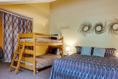 Giường trong phòng chung tại Bartlett Townhome with Balcony 1 Mi to Ski Resort!