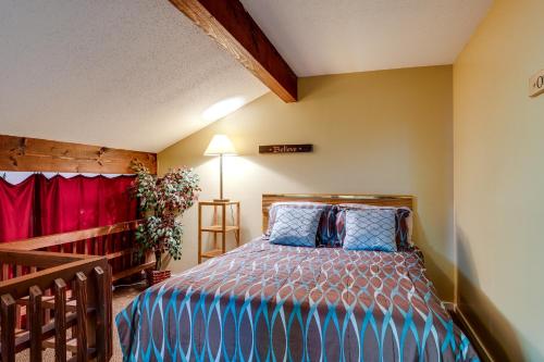 1 dormitorio con cama y cortina roja en Bartlett Townhome with Balcony 1 Mi to Ski Resort!, en Bartlett