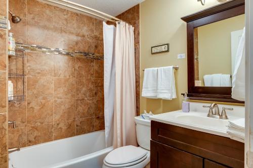 y baño con aseo, lavabo y ducha. en Bartlett Townhome with Balcony 1 Mi to Ski Resort!, en Bartlett
