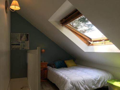 ein Schlafzimmer mit einem Bett im Dachgeschoss in der Unterkunft Maison Ploemel, 2 pièces, 4 personnes - FR-1-397-13 in Ploemel