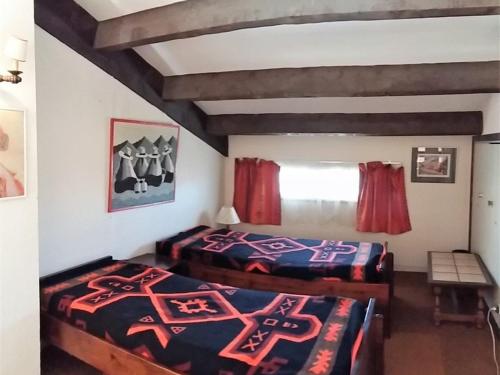 um quarto com duas camas num quarto em Appartement Argelès-sur-Mer, 3 pièces, 4 personnes - FR-1-388-48 em Argelès-sur-Mer