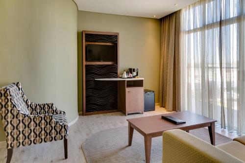 Ruang duduk di Protea Hotel by Marriott Upington