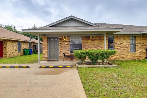 Gallery image of 3 Mi to Dtwn Waxahachie Townhome with Fire Pit in Waxahachie