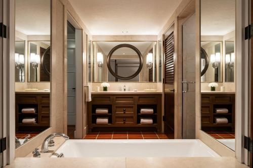 bagno con vasca e grande specchio di The Ritz-Carlton Bacara, Santa Barbara a Santa Barbara