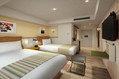 京都的住宿－Moxy Kyoto，酒店客房设有两张床和一台平面电视。