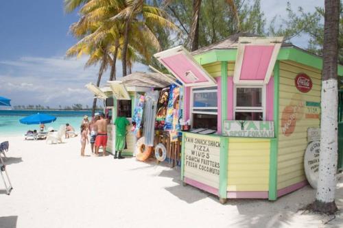 Une rangée de petites boutiques sur la plage dans l'établissement Condo in the middle of Everything!, à Nassau