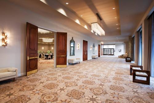 een grote hal met een lobby met een kamer met bij Sheraton McKinney in McKinney