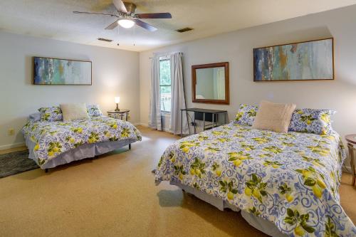 1 Schlafzimmer mit 2 Betten und einem Deckenventilator in der Unterkunft Pet-Friendly Hollywood Cabin Apartment Near Lake! 