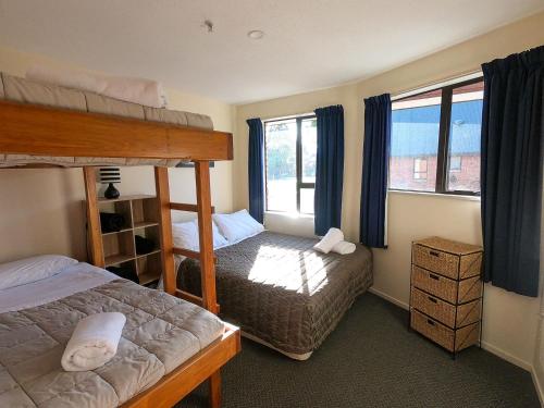 梅斯文的住宿－白雪丹旅館，一间卧室设有两张双层床和一扇窗户。