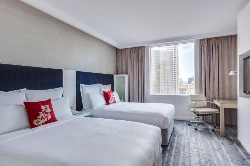 Habitación de hotel con 2 camas y escritorio en Sydney Harbour Marriott Hotel at Circular Quay en Sídney