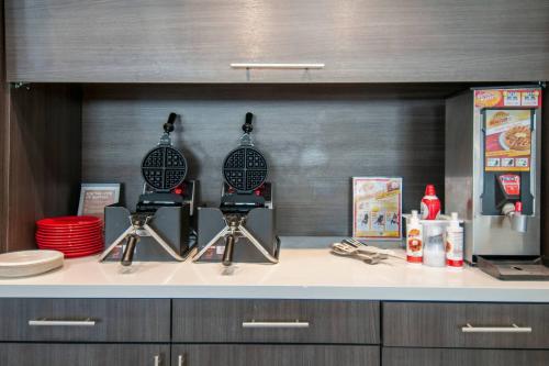 una cocina con dos taburetes en un mostrador en TownePlace Suites by Marriott Vidalia Riverfront, en Vidalia