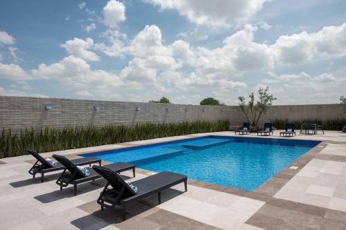 The swimming pool at or close to Courtyard by Marriott San Luis Potosi, Los Lagos
