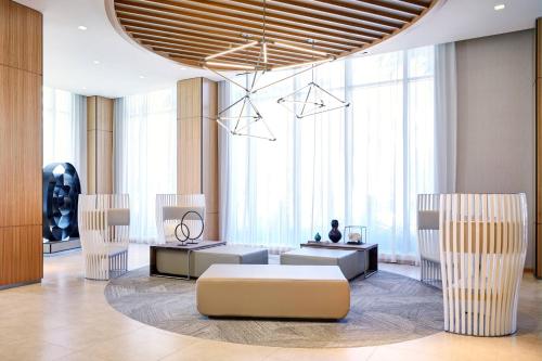 una hall con divano e sedie in un edificio di AC Hotel by Marriott Miami Aventura ad Aventura