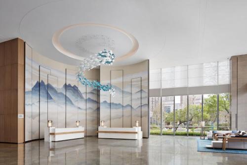eine Einrichtung einer Lobby mit einem Kronleuchter in der Unterkunft Sheraton Fuqing Hotel in Rongcheng
