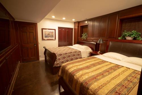 a hotel room with two beds in a room at Inspiring Grotto Sleeps 10-20 Free TV & Parking in Chicago