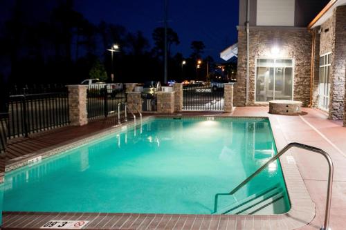 una piscina por la noche con las luces encendidas en Residence Inn by Marriott Lake Charles en Lake Charles