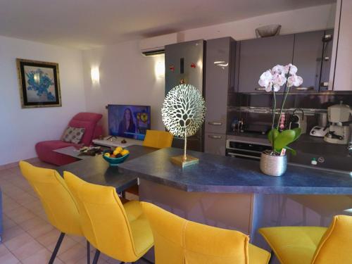 Photo de la galerie de l'établissement Magnifique T2 avec Terrasse, Parking, Clim au 2ème Étage à Sète - FR-1-472A-283, à Sète