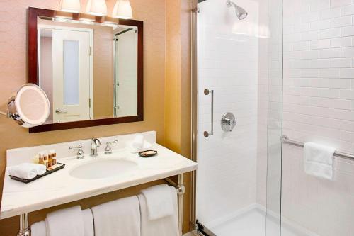 La salle de bains est pourvue d'un lavabo et d'une douche. dans l'établissement Sheraton Rockville, à Rockville