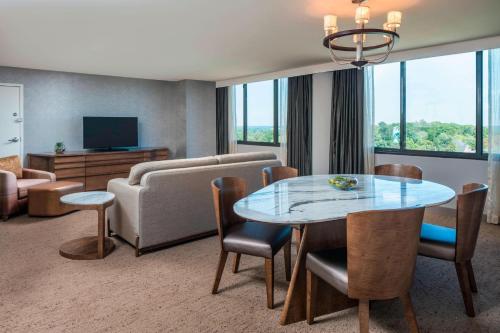 TV a/nebo společenská místnost v ubytování The Westin Tysons Corner