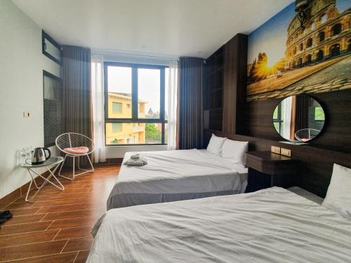 ein Hotelzimmer mit 2 Betten und einem Fenster in der Unterkunft Tuan Lien Villa Tam Dao in Tam Ðảo