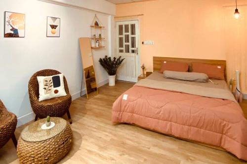 - une chambre avec un lit et une chaise dans l'établissement Lagom studio 18 - đẹp và yên bình, kế bên dinh độc lâp, nhà thờ Đức Bà, đường Nguyễn Du, phường Bến Nghé, Quận 1, à Hô-Chi-Minh-Ville