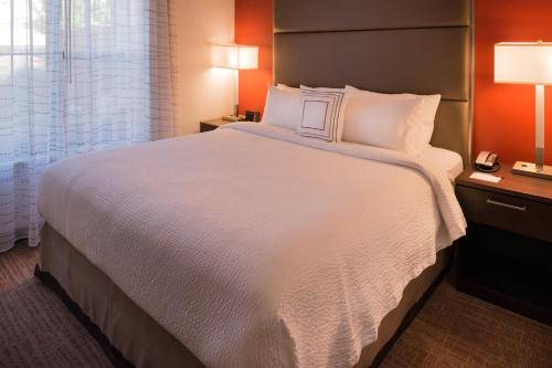 a large white bed in a hotel room at Residence Inn by Marriott Palo Alto Menlo Park in Menlo Park