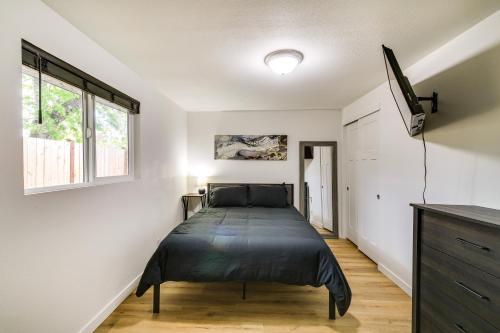 Postel nebo postele na pokoji v ubytování Modern Pacific Vacation Rental 5 Mi to Lake Tapps