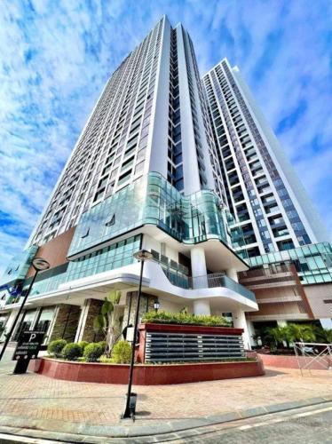 un grande edificio alto in una strada di città di Căn hộ -Chung cư cao cấp Hoàng Huy Grand Tower a An Lạc