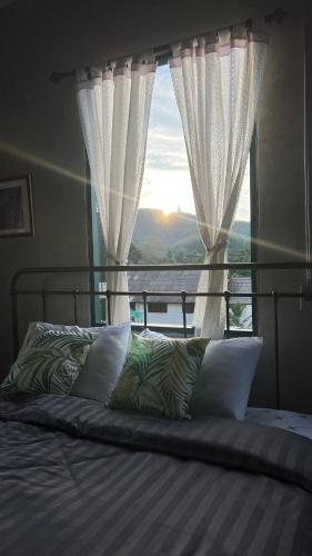 a bedroom with a bed with a window with a view at โรงแรมมีวาสนา - Me Vadsana Hotel in Ban Thung Yao