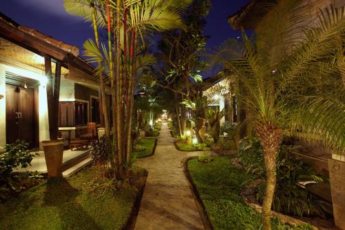 Κήπος έξω από το Putu Bali Villa & Spa