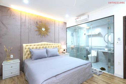 1 dormitorio con 1 cama y ducha acristalada en Ánh Dương Villa Homestay Hạ Long 7 Phòng ngủ cách Bãi biển 200m, en Ha Long
