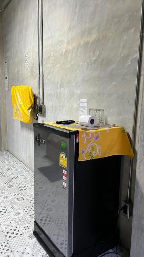 a table with a yellow table cloth on top of it at โรงแรมมีวาสนา - Me Vadsana Hotel in Ban Thung Yao