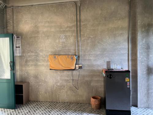 a shower with an orange towel on a wall at โรงแรมมีวาสนา - Me Vadsana Hotel in Ban Thung Yao