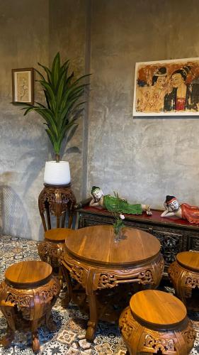 a room with a table and chairs and a plant at โรงแรมมีวาสนา - Me Vadsana Hotel in Ban Thung Yao