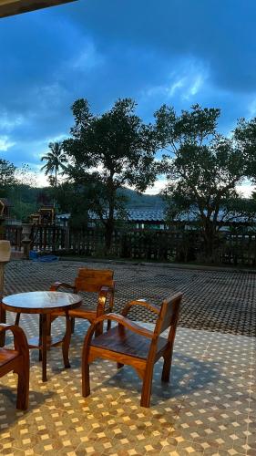 a patio with a table and two chairs and a table at โรงแรมมีวาสนา - Me Vadsana Hotel in Ban Thung Yao