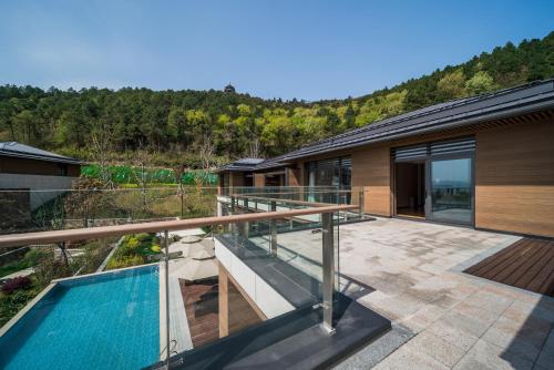 - Vistas al exterior de una casa con piscina en G-Luxe by Gloria Taimei Suzhou, en Suzhou