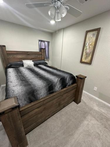 1 cama grande en un dormitorio con ventilador de techo en 2 Bedroom Luxury Home.. Wooden Floors and Ceilings, en Dallas