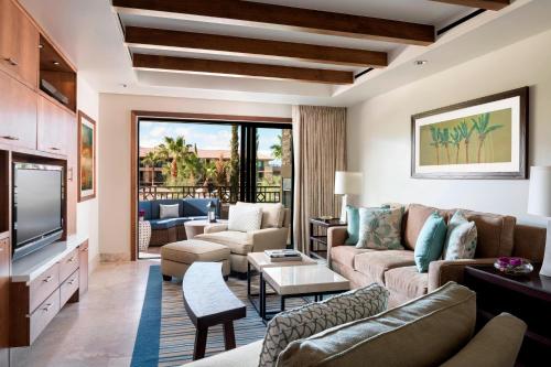 uma sala de estar com um sofá e uma televisão em The Ritz-Carlton, Rancho Mirage em Rancho Mirage