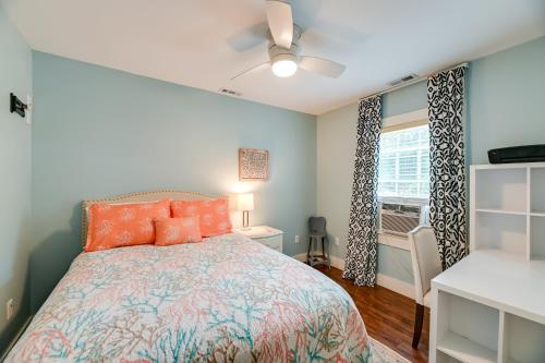 - une chambre avec un lit doté d'oreillers orange et une fenêtre dans l'établissement Pamlico River Vacation Rental with Game Room, à Bath