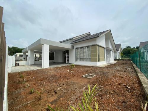 uma casa está a ser construída com um quintal em Alea Homestay Taman Tasik Utama MiTC em Ayer Keroh