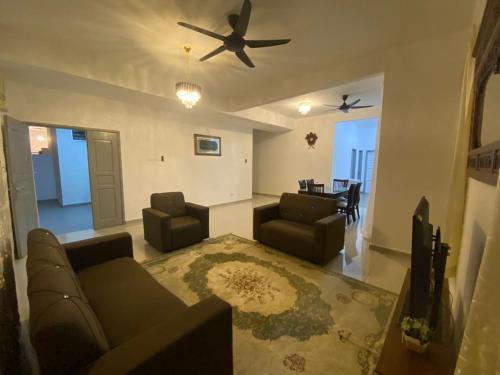 uma sala de estar com um sofá e uma ventoinha de tecto em Alea Homestay Taman Tasik Utama MiTC em Ayer Keroh