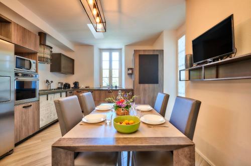 - une table à manger avec des chaises et une corbeille de fruits dans l'établissement Il Sogno di Chiara, à Lierna