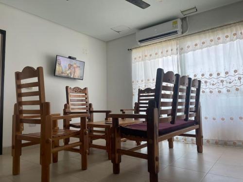 uma sala de jantar com cadeiras de madeira e uma mesa em Apartamento en Coveñas cerca al mar #204 em Coveñas
