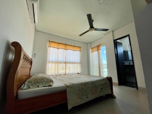 um quarto com uma cama e uma ventoinha de tecto em Apartamento en Coveñas cerca al mar #204 em Coveñas