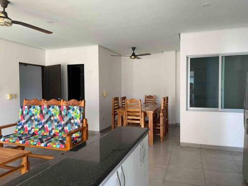 cocina y sala de estar con mesa y sillas en Apartamento en coveñas cerca al mar #202, en Coveñas