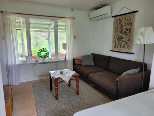 沃爾高達的住宿－Sommarstuga，客厅配有沙发和桌子