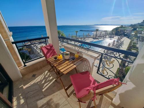 balcón con mesa, sillas y vistas al océano en ONYX 2 Private Apartment en Sveti Vlas
