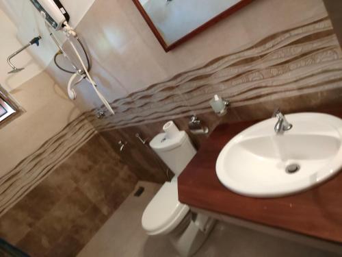 Bilik mandi di Weeraman's Vila