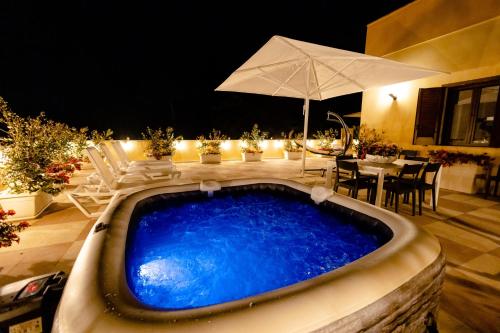 uma grande piscina num quintal à noite em Villa La Collina di Montegrappa em Tuglie