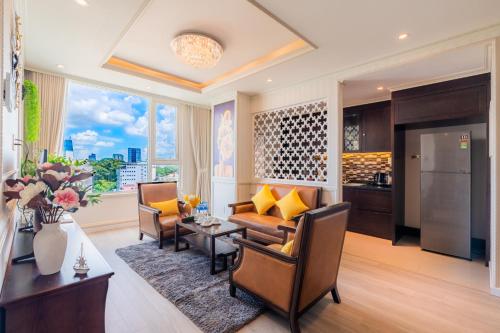 胡志明市的住宿－Léman Luxury Apartments，客厅配有沙发和桌子